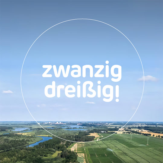 Landschaft und blauer Himmel mit Schriftzug "zwanzig-dreißig" im Vordergrund