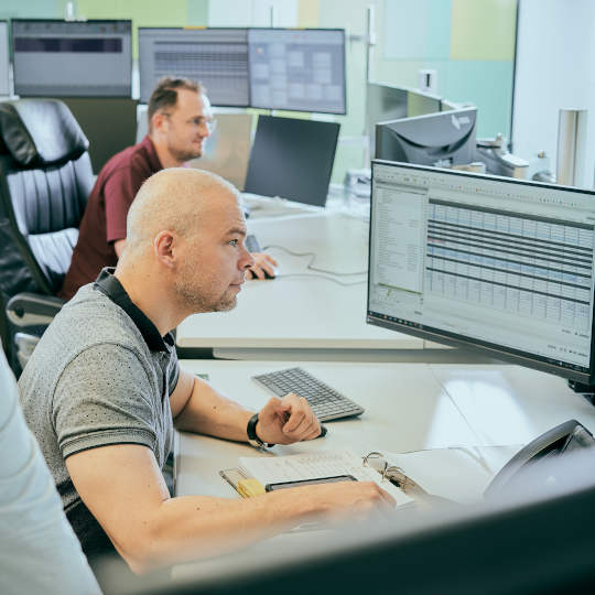 Mitarbeitende steuern und überwachen das Pipeline-System