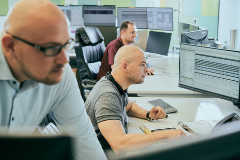 Mitarbeiter in einer Dispatching-Zentrale in Kassel
