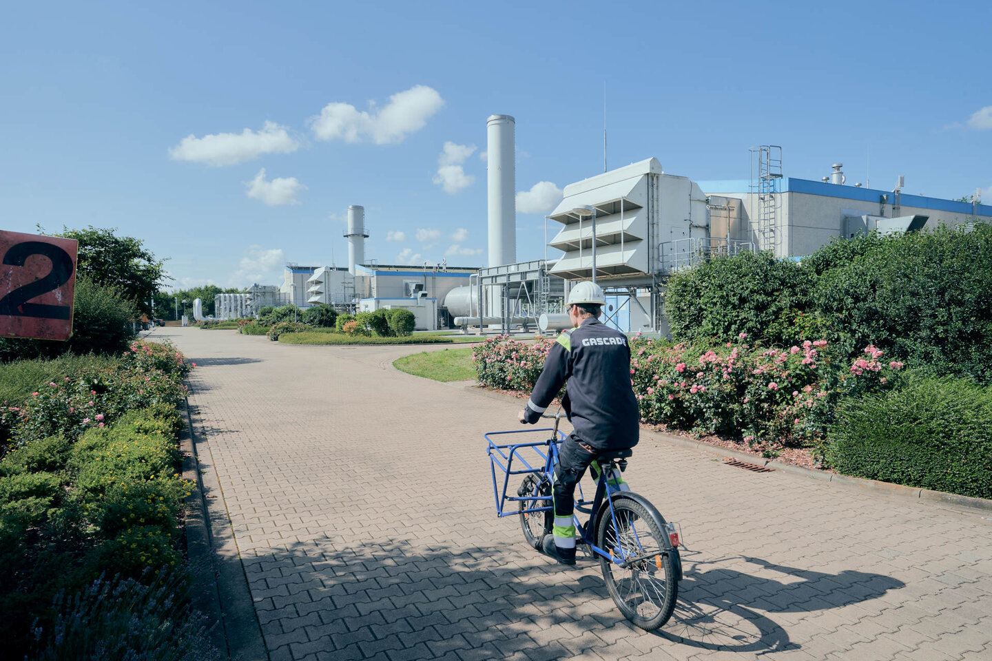 Mitarbeiter fährt mit einem Fahrrad zu einer Verdichterstation