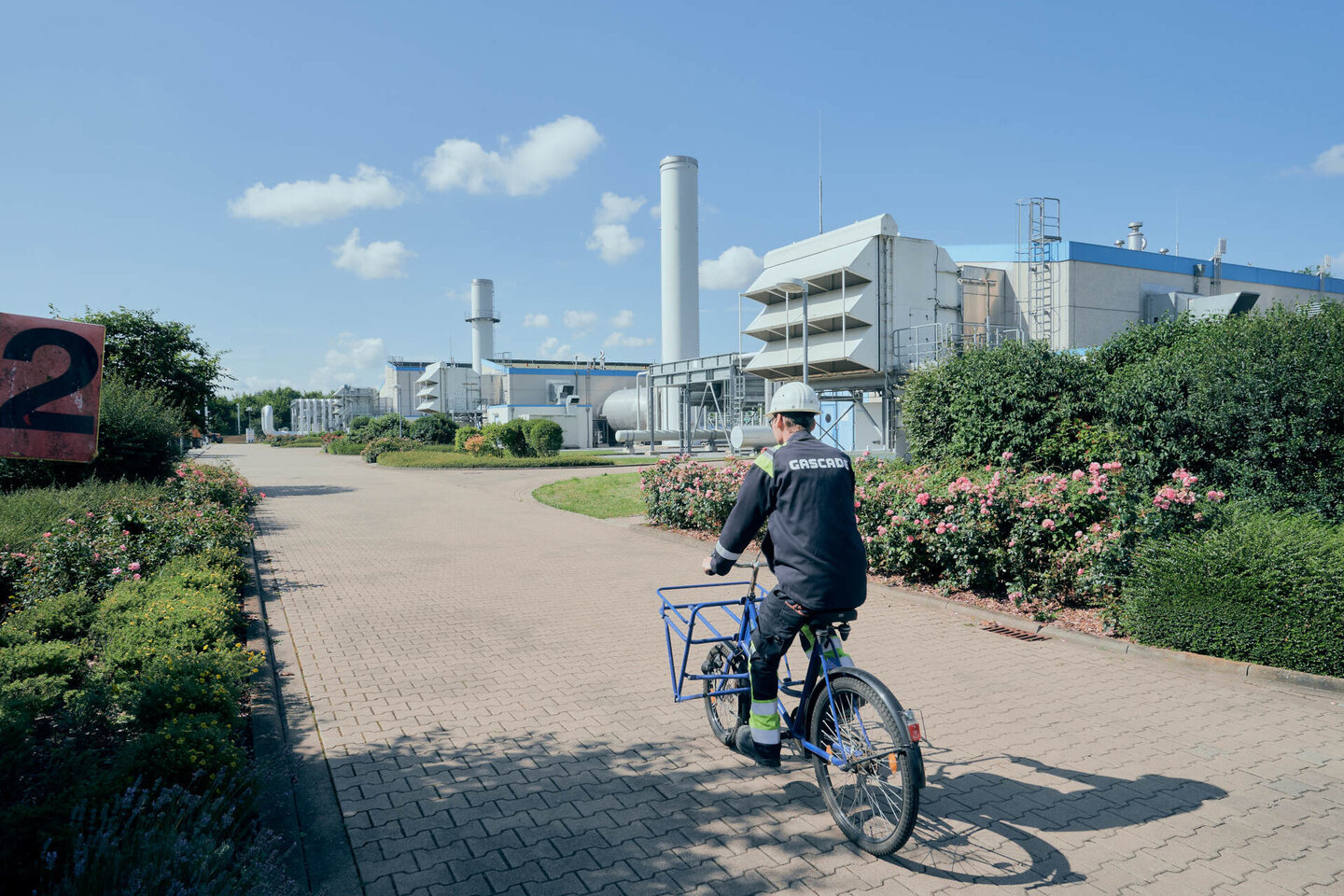 Mitarbeiter fährt mit einem Fahrrad zu einer Verdichterstation