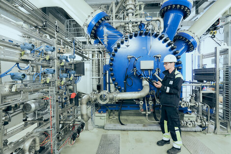 Arbeitender Mitarbeiter auf der Verdichterstation Lippe