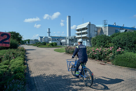 Mitarbeiter auf dem Weg zur Verdichterstation Lippe mit dem Fahrrad
